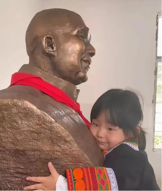 四川成都一名女子带着3岁的女儿前往大凉山景区游玩，两人走到一座石像前时，女儿突然