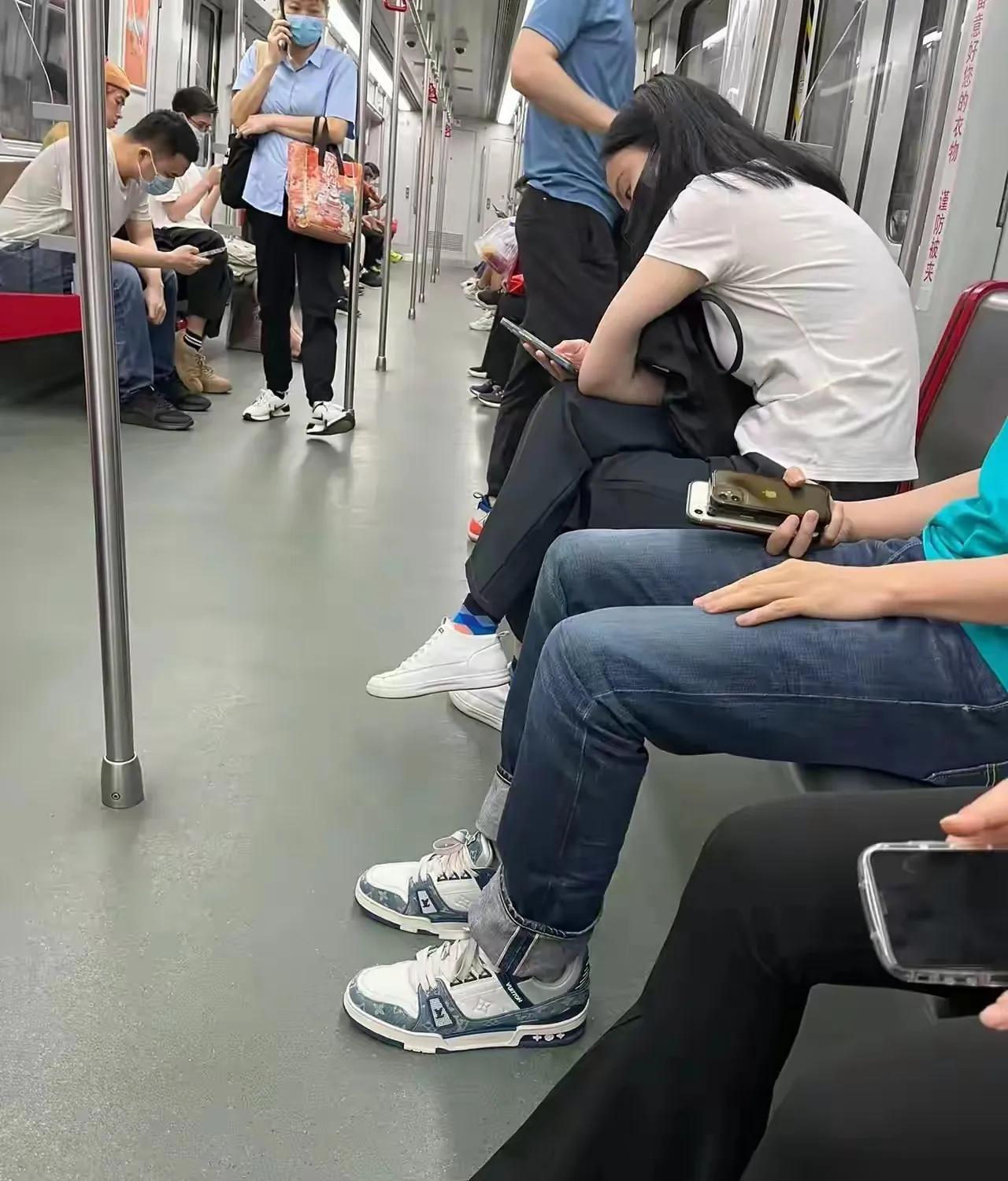 广东广州一个网友透露，在国庆节后上班早高峰的地铁上偶遇前妻，网友当时想着过去打一