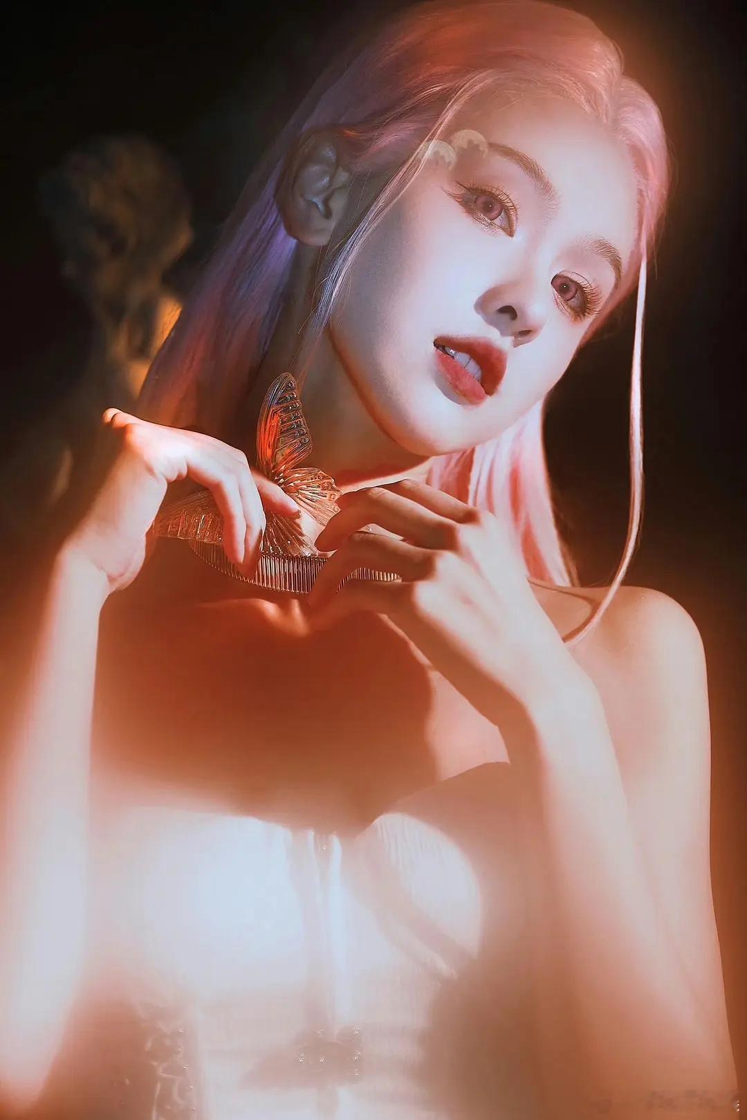 陈都灵的眼光也太让人一言难尽了吧，多少有点像吸血鬼了 ​​​