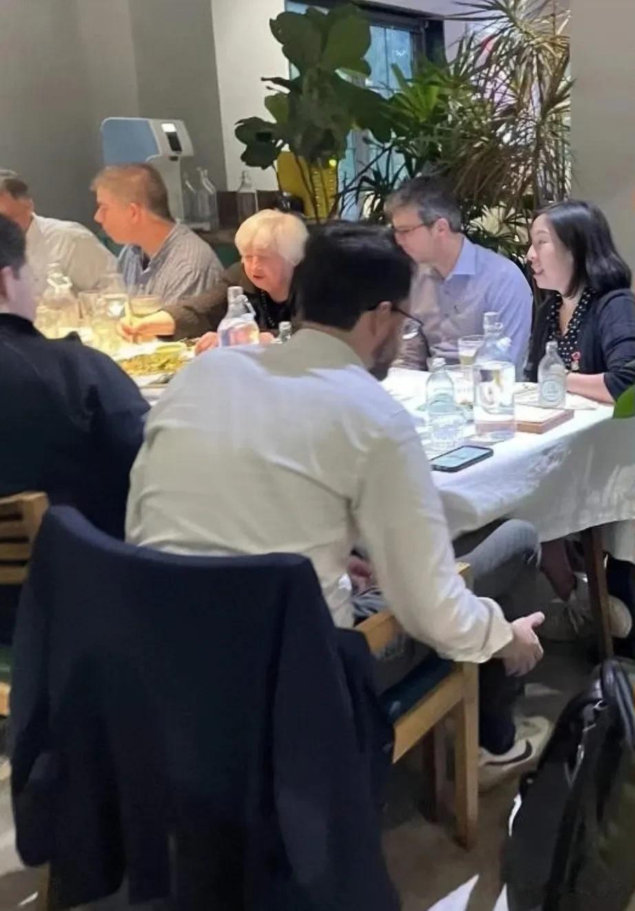 美国财长的晚餐，让人意想不到！

昨天下午4:30分，耶伦乘飞机抵达北京机场，接