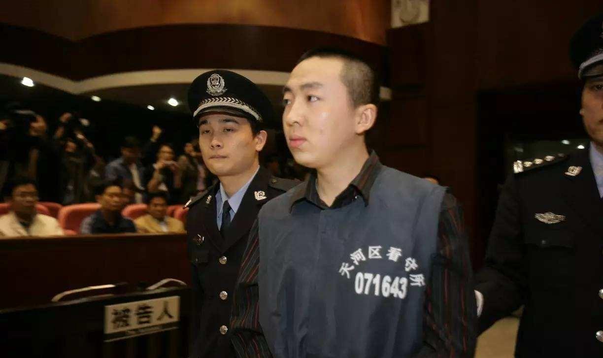 2006年，一名山西小伙因为在故障的ATM机上多取了17万元而被捕，并被判处无期