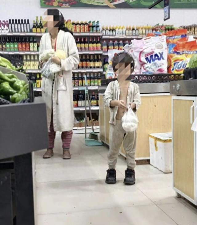热搜热议：衣衫不整男孩常年穿开裆裤不穿裤子，背后藏着残酷现实