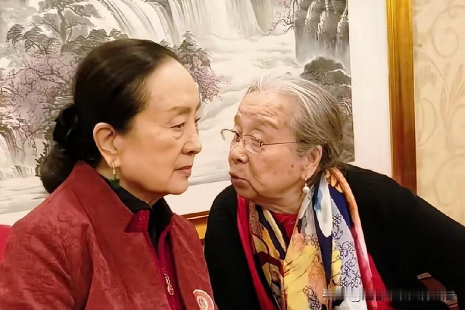 90岁的李明启老师与76岁的张金玲老师，在活动现场凑在一处轻声闲聊。作为晚辈的张