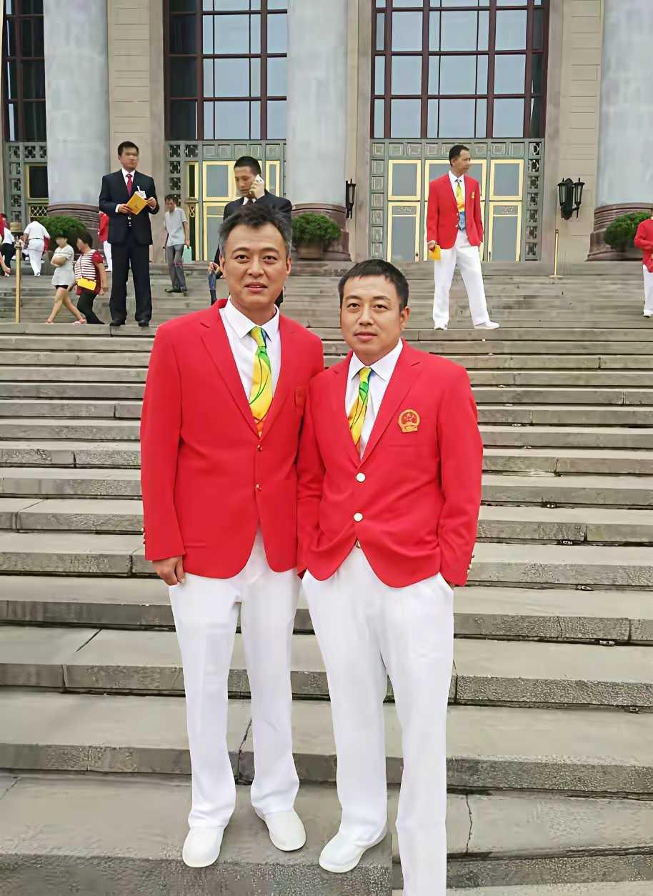 刘国梁旁边男士是谁？