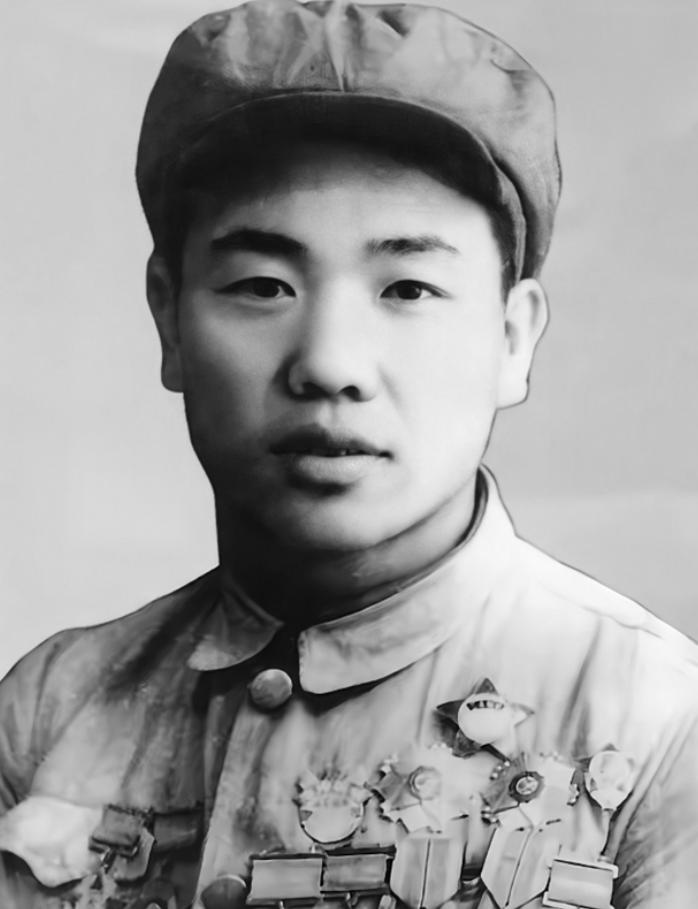 1950年，一个志愿军排长无视上级阻击美军的命令，弃守高地，放任美军坦克通过，没