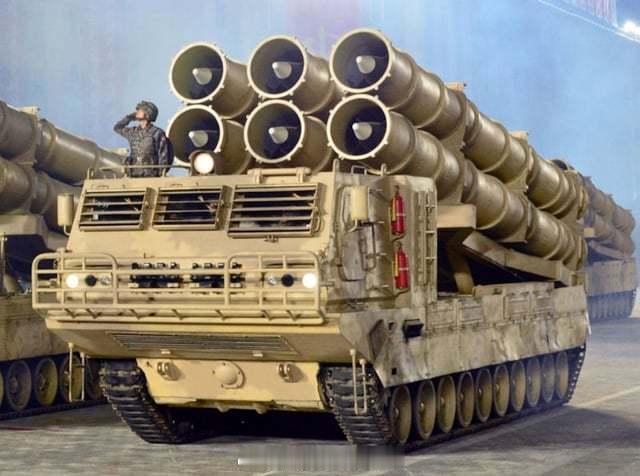 朝鲜目前拿出来过的600远火已经有5种版本了，将军到底想要多少不同型号的超大放射