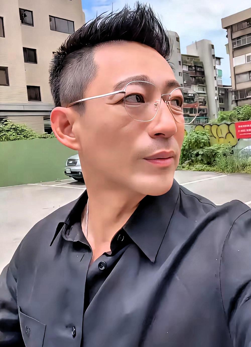 有人就说，他带女儿吃饭，叫作约会。
大家都觉得，这有点怪。
这到底是什么意思呢，