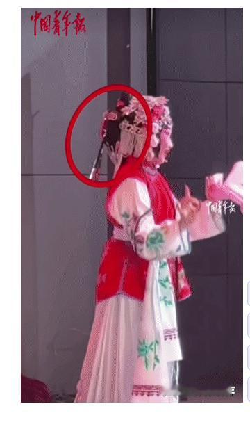 “太有才了！” 安徽合肥，一女孩在台上表演，不料，表演的扇子突然挂在头饰后面，不