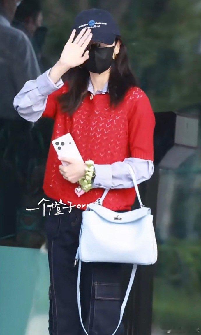 疑似白鹿脚受伤白鹿脚受伤 白鹿脚受伤，今天出发路透都一瘸一拐的 
