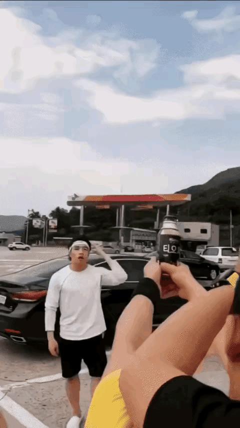 用脚开瓶盖，这难度不是一点点啊。