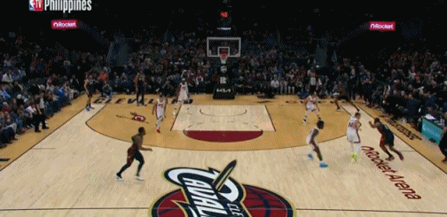 哈登的这次突破，几乎吸引了热火5名球员的防守注意力，在他启动的那一瞬间，前面3名