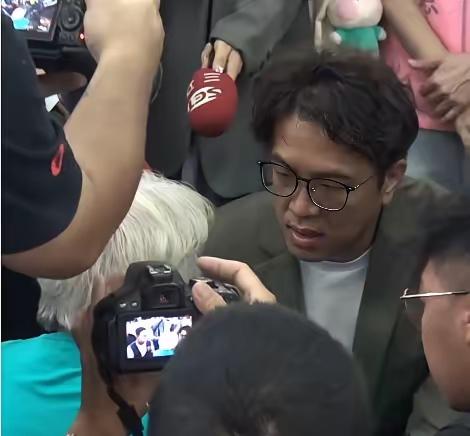 现在全网最糟心的男人就是沈伯洋了吧。

不是因为他去社子岛被阿嬷拦下，也不是因为