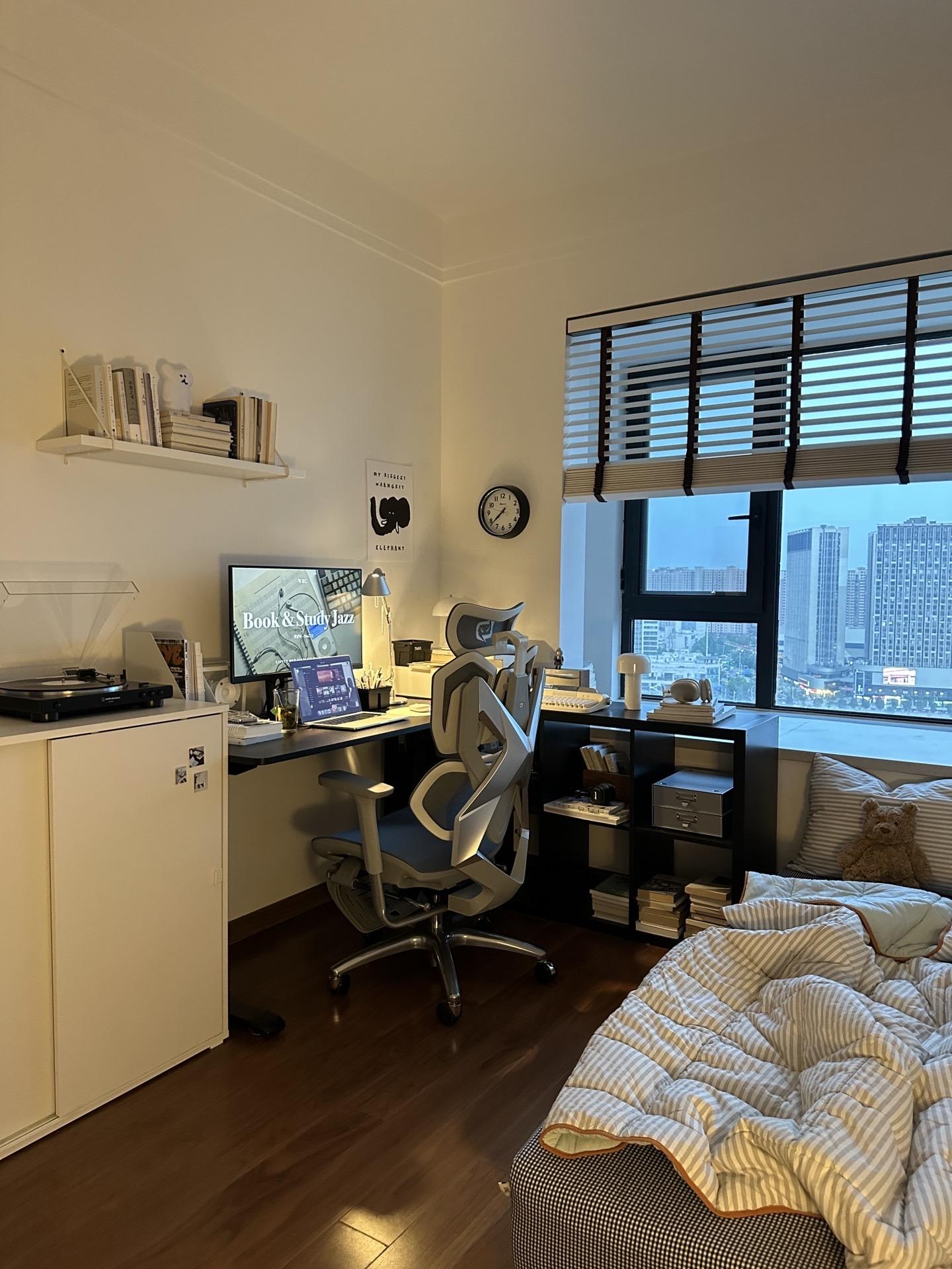 夏天只想待在我的小房间里。