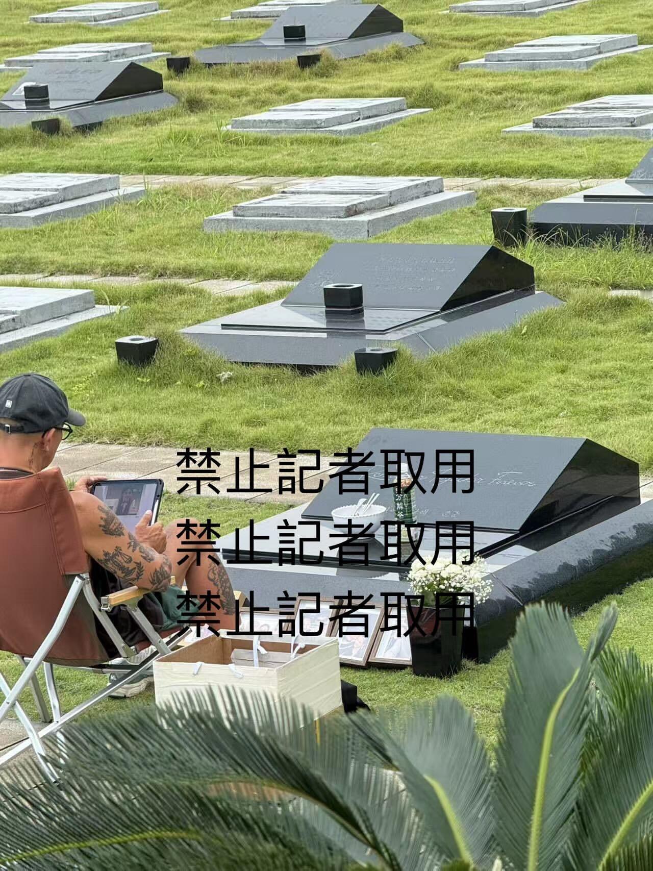 具俊晔连手中也拿着大S的相片 ​​​