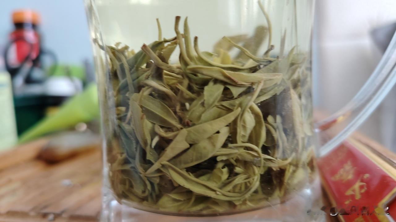 七律  品新茶

一瓯春雪试新茶，翠叶浮沉映碧霞。
香透神魂尘俗远，味萦唇齿岁华