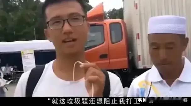 2018年，高考考试刚结束，记者采访向大门飞奔出来的单小龙：“请问这次考试，你觉