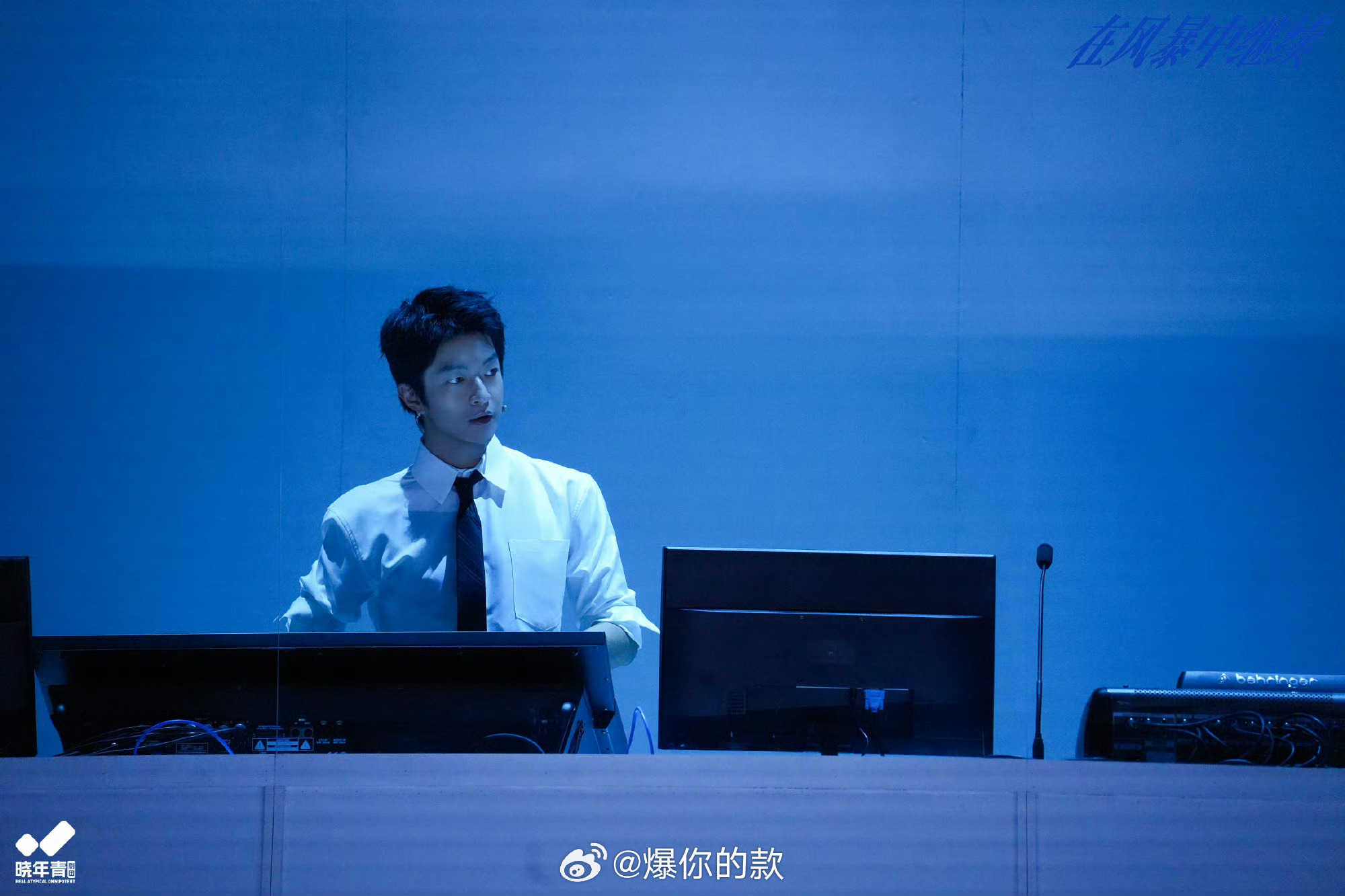 去看一趟屈楚萧连吃带拿就走了屈楚萧老辈子艺人就是实在阿那亚戏剧节线下直接逆应援，