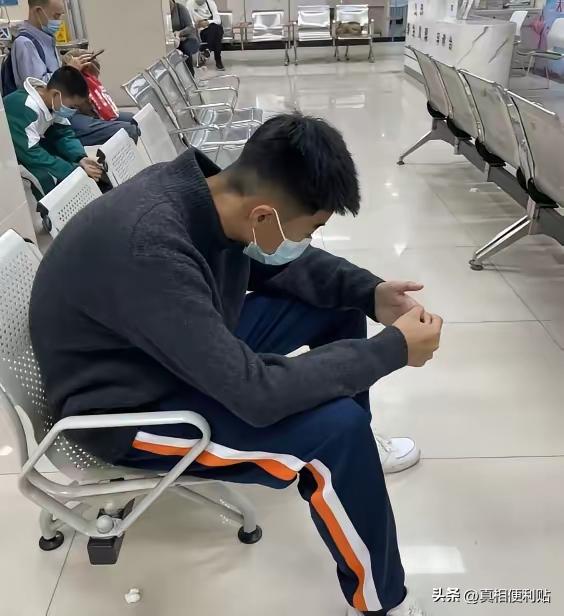 一个14岁的男孩，单亲爸爸突然晕倒要住院，他给亲戚打电话借钱，都说手头紧，走投无