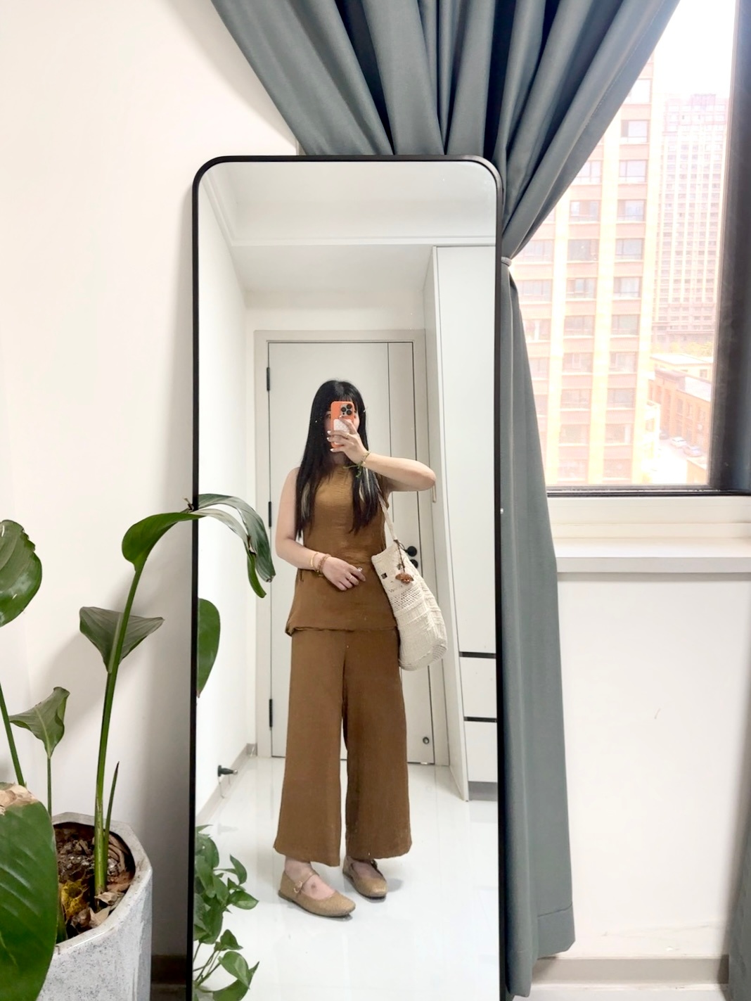 满妈的ootd 同事说 你今儿这身儿色调真统一哈哈哈哈哈 我说 对 我连眼影都涂