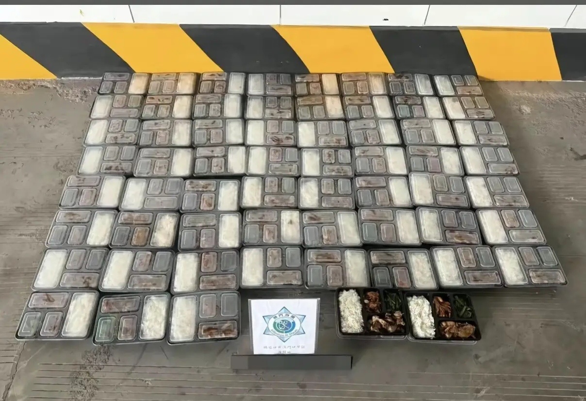 男子从内地偷运51公斤盒饭回澳门正常情况珠海一份盒饭20块，澳门一份盒饭50块，