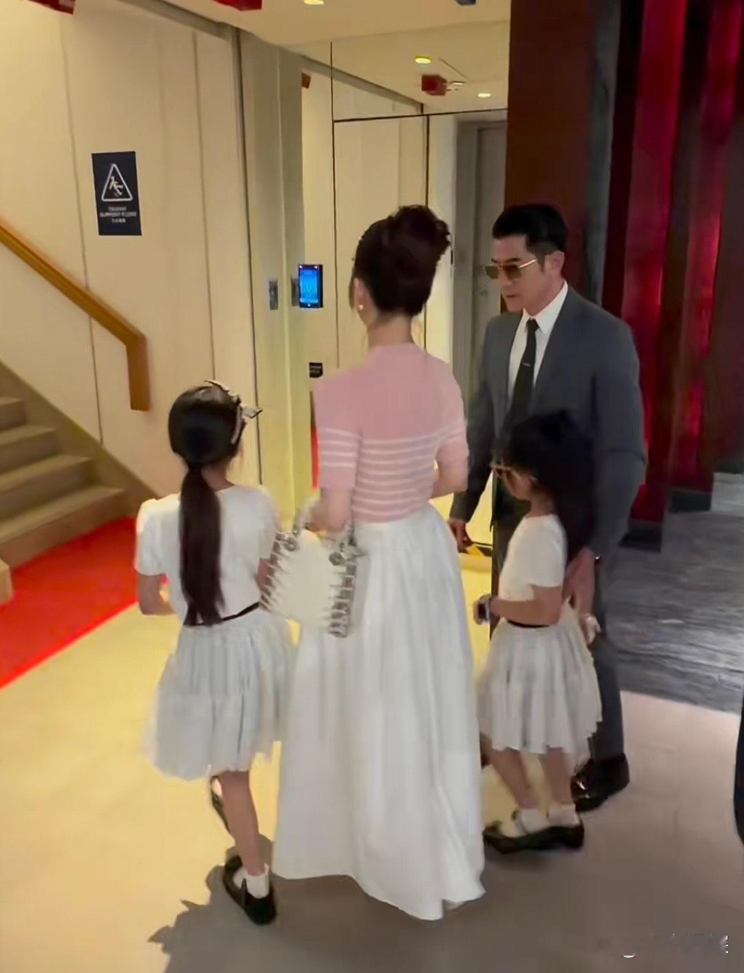 61岁郭富城和老婆方媛带大女儿、二女儿到香港沙田看赛马，他穿着一身西服，打扮贵气