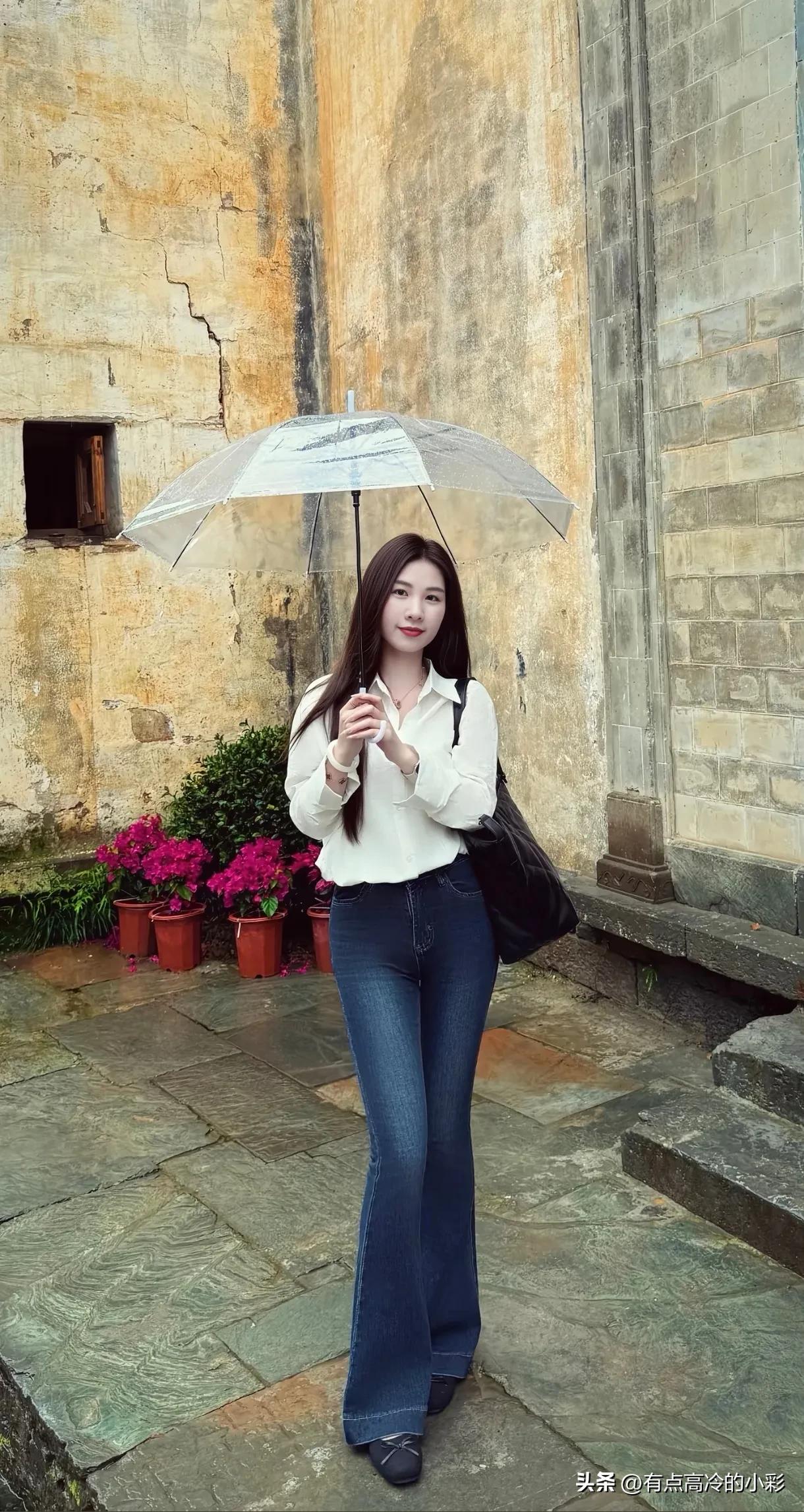 雨天逛古村真的太舒服了，湿润的空气裹着旧墙的烟火气，踩在被雨打湿的青石板上，每一