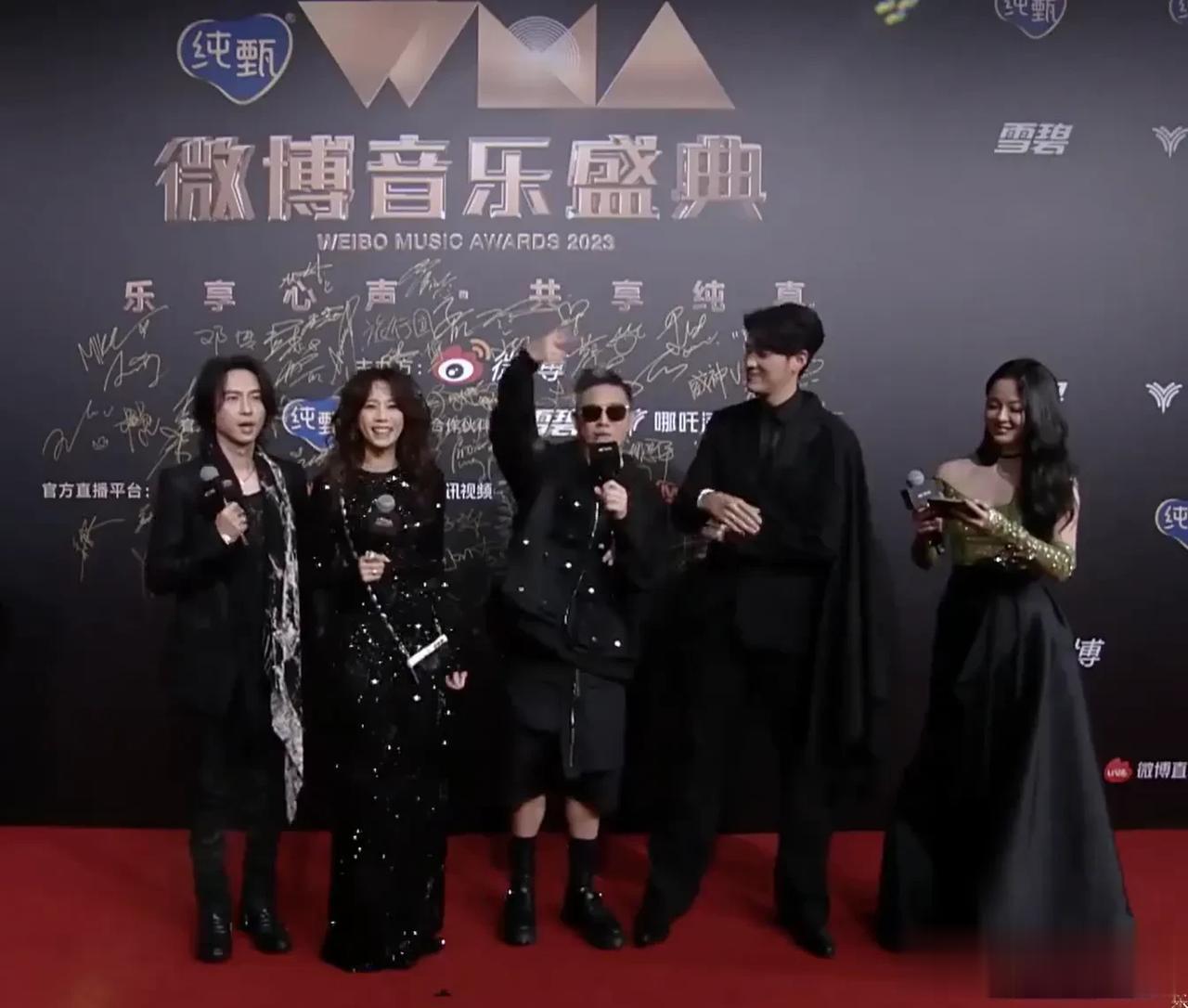 眼尖的人:莫文蔚背着什么包？好时尚我赶紧去淘一个
眼更尖的人:啥，那个包好像有点