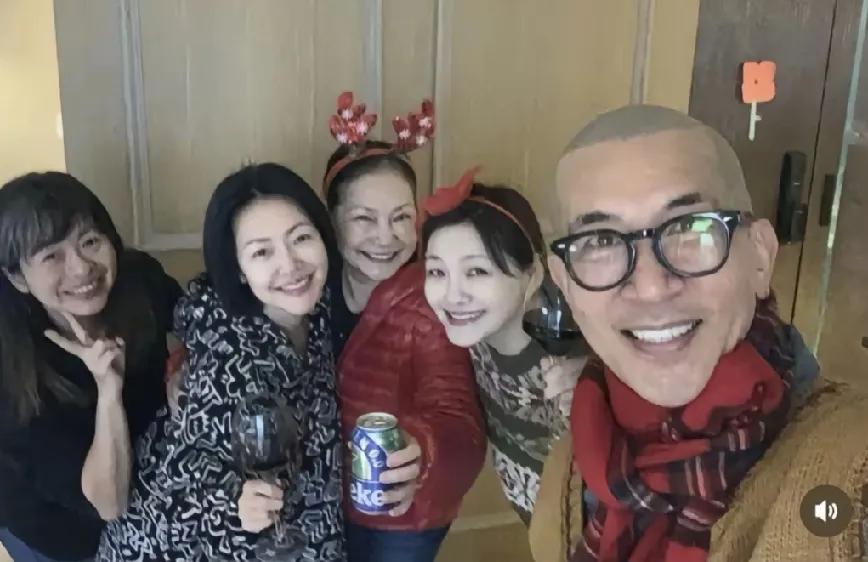 小S平安夜晒出了一家人的合照，照片中许久没有露面的大S和具俊晔也罕见的出镜了，大