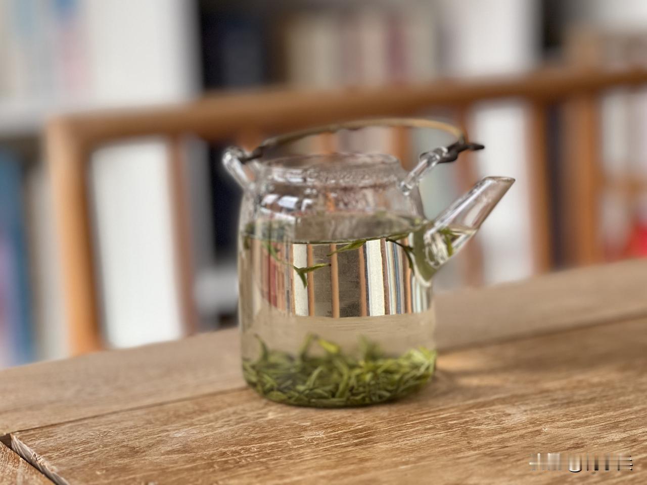 山野鲜活的气息扑面而来。叶沉浮起间，满口甜润与清冽回甘交织。这不仅是一壶茶汤的醇