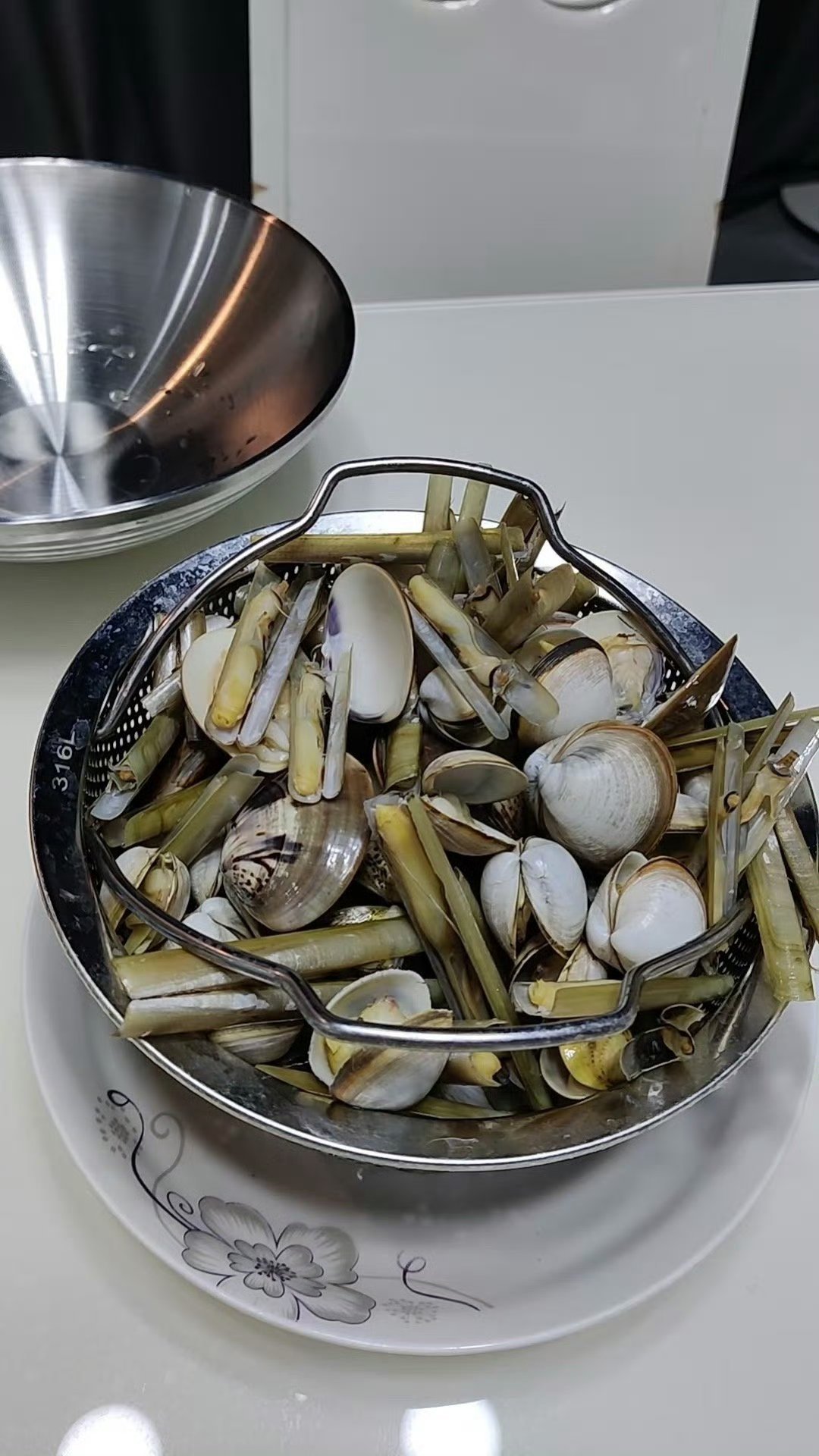 山东挖蛤蜊改捞海参“挖蛤蜊改捞海参”不仅成为山东海洋文化一个纽带，烹山东人将海鲜