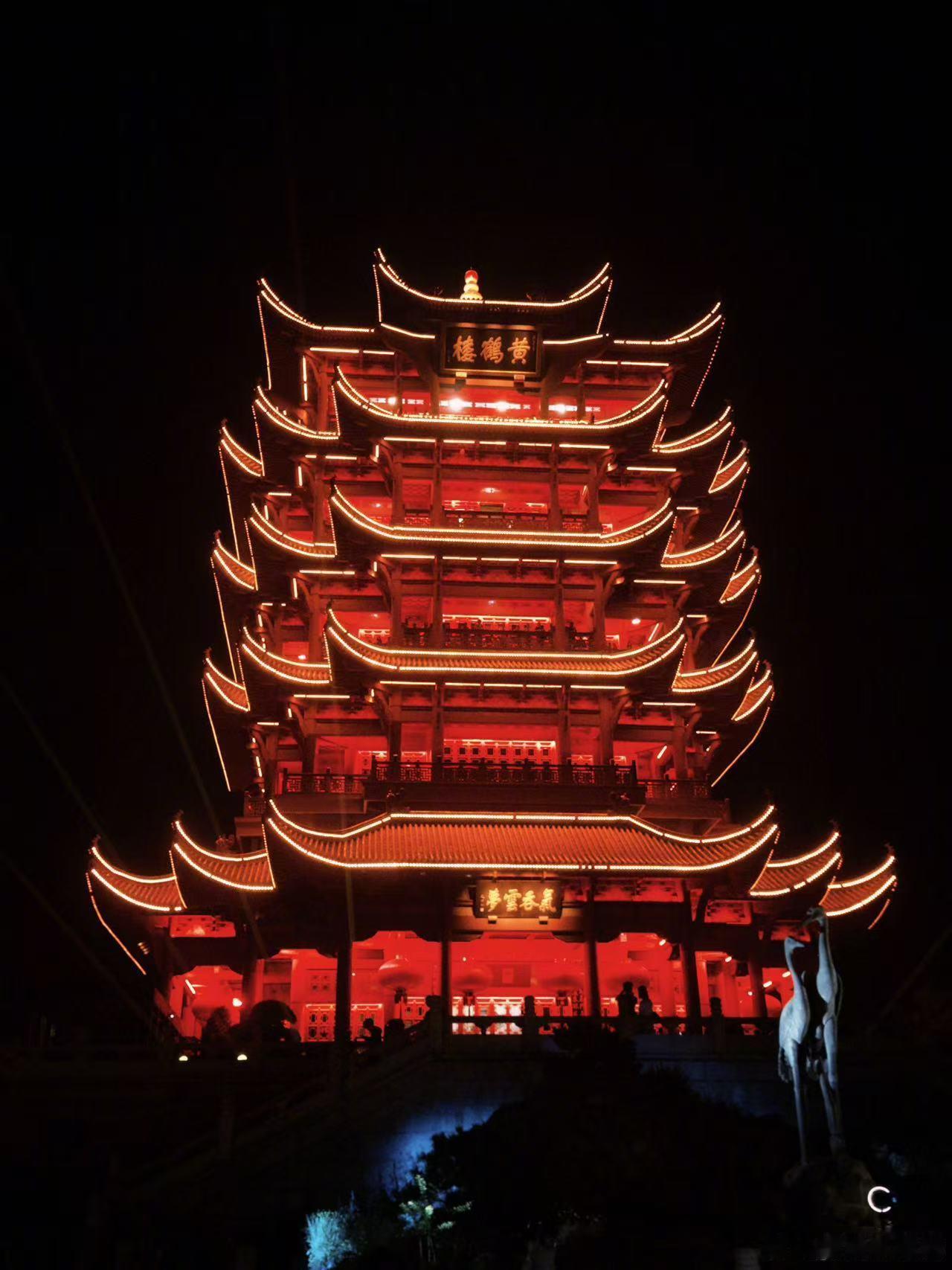 李宇春去武汉也忍不住吃吃吃🏮古楼夜色搭配街边特色佳肴，休闲逛吃充实日常，惬意日