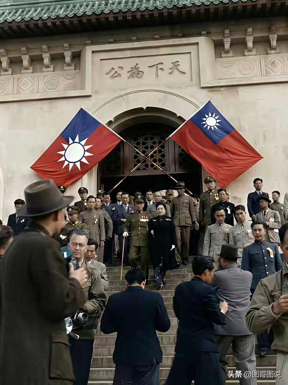 这绝对是老蒋的高光时刻，抗战胜利，国民政府还都南京，老蒋和宋美龄在一众官员的陪同