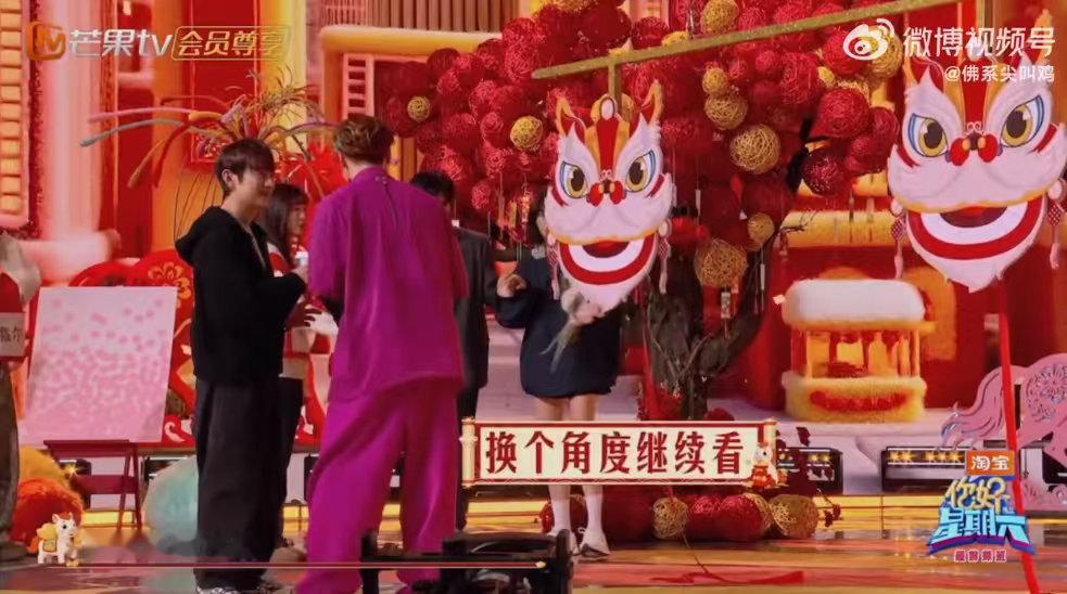 王嘉尔在线围观陈飞宇练舞 好六开场舞彩排现场超甜！陈飞宇与孙千在台上认真练习开场