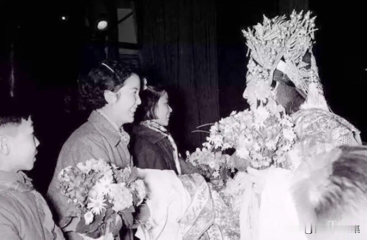 1958年，梅兰芳率梅剧团到安徽合肥演出，期间表演《贵妃醉酒》。严凤英作为安徽黄