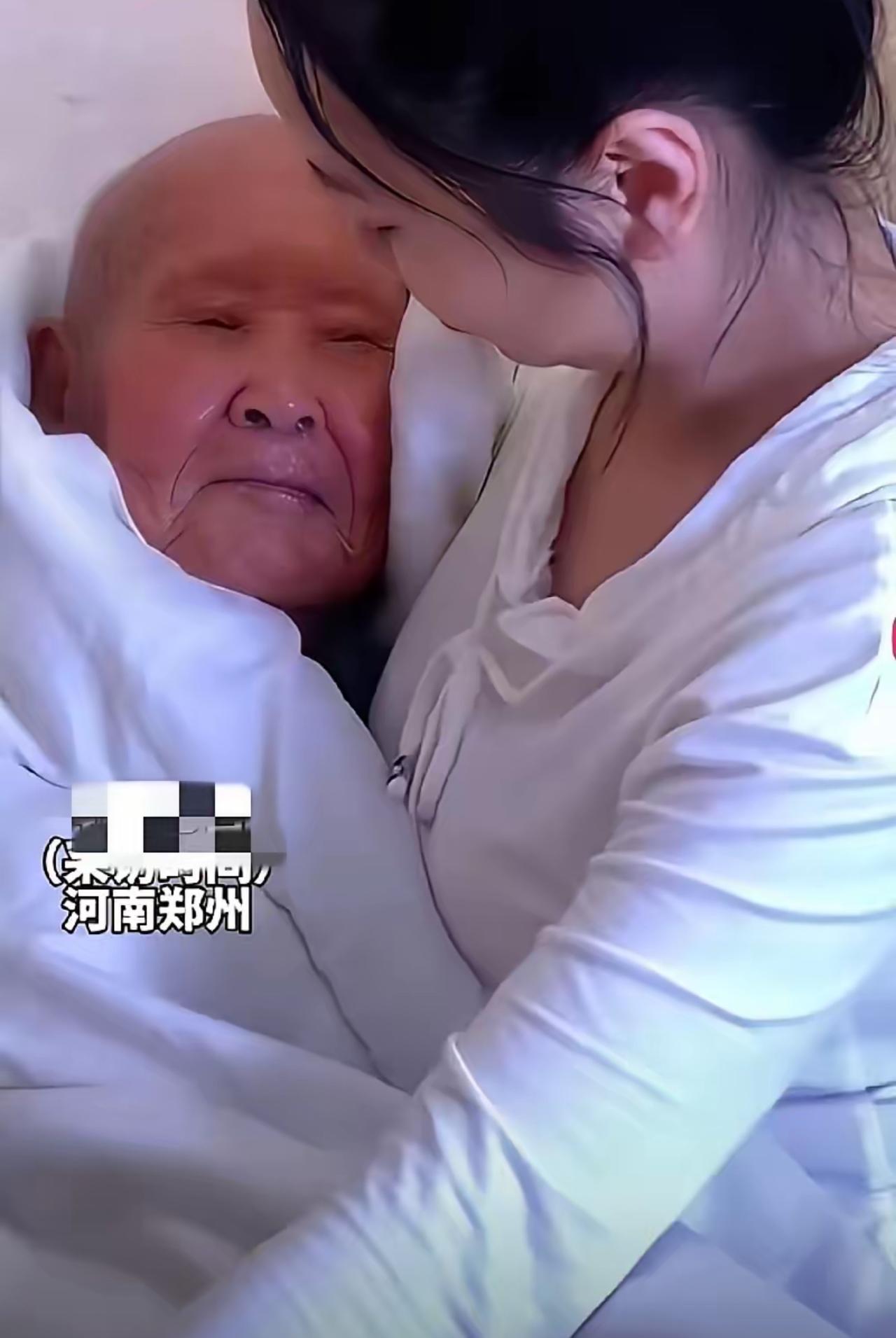 泪目了！河南一位90后孙媳妇，半夜给93岁爷爷换尿垫，换完准备离开时，爷爷突然拉
