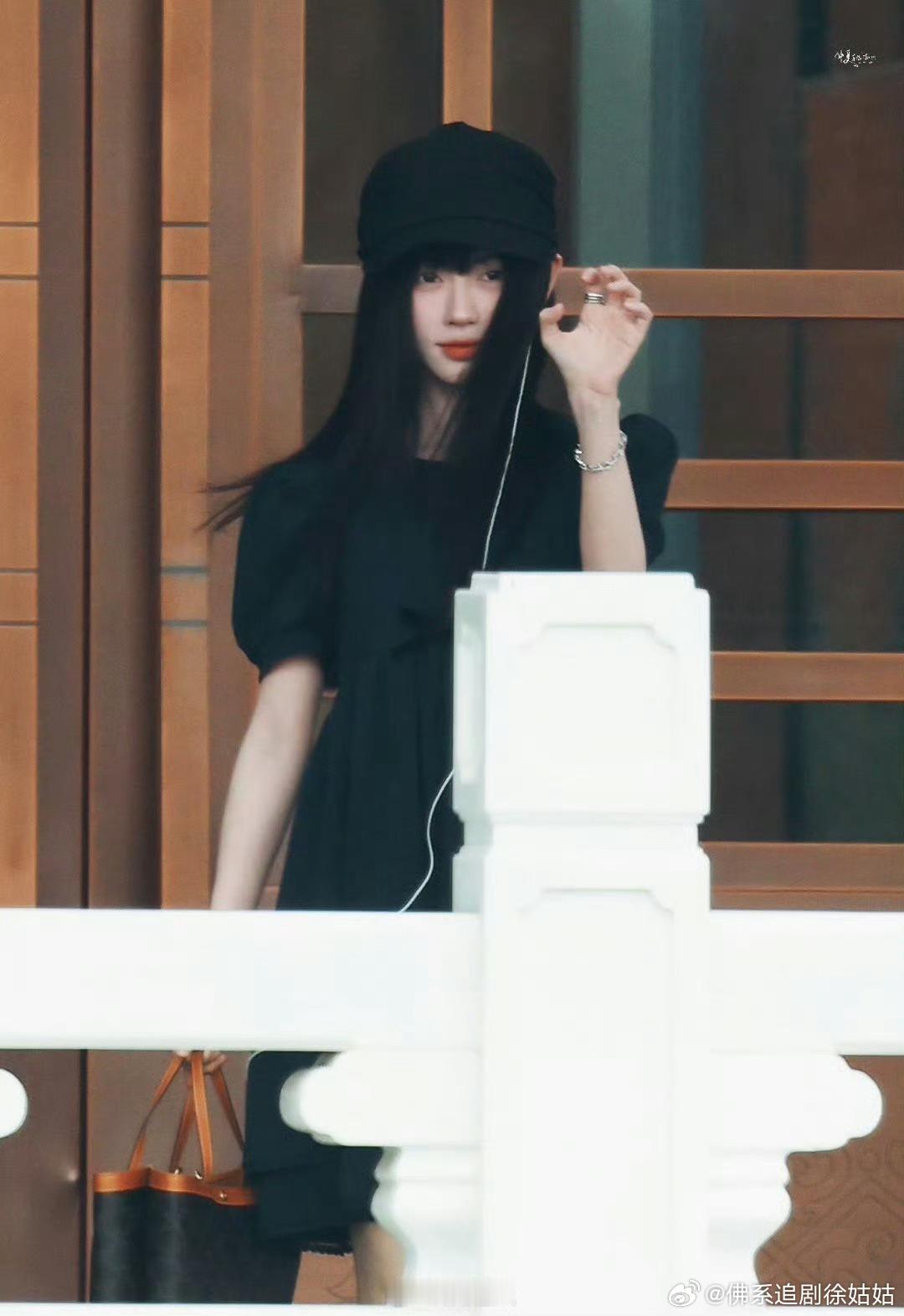 鞠婧祎  鞠姐真的好爱粉丝吧，白天就算耳机不小心掉了也会坚持给粉丝比心饭撒，晚上