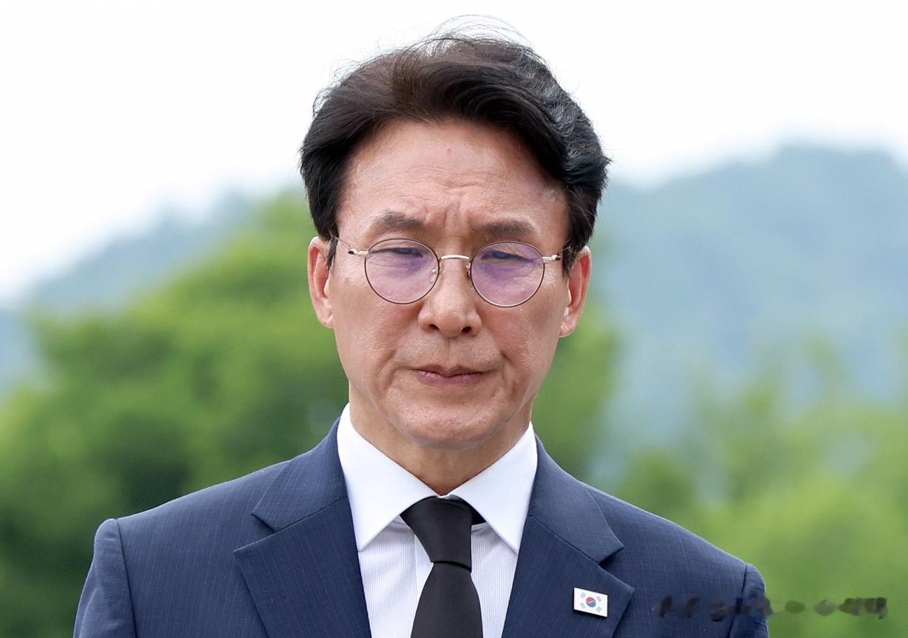 缅怀先贤释放和解信号，韩共同民主党候选人金民锡参拜金大中、卢武铉墓园

7月17