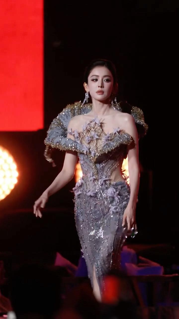 今天接着被娜扎美～😘 