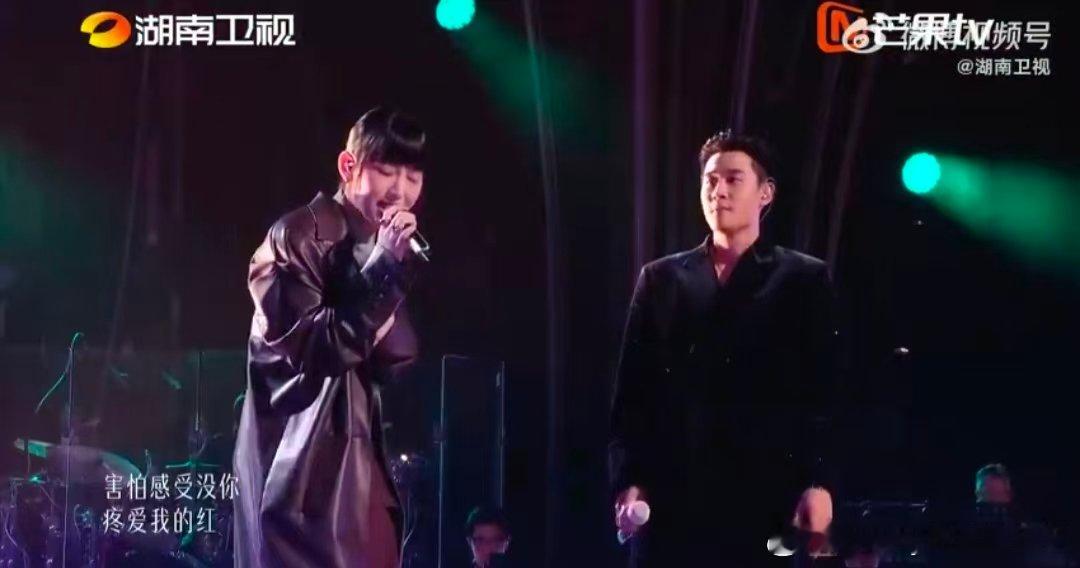 歌手直播周兴哲颜色歌手2026《颜色》舞台直击人心，二人默契拉满双嗓和鸣，从容演