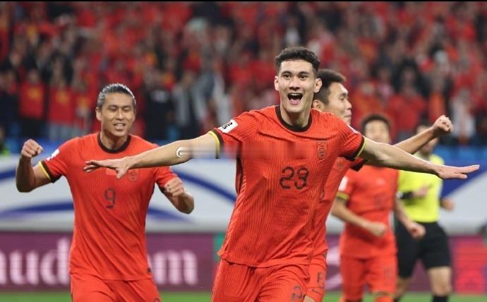 全场比赛结束，中国男足2-1力克印度尼西亚，结束世预赛三连败！拜合拉木、张玉宁破