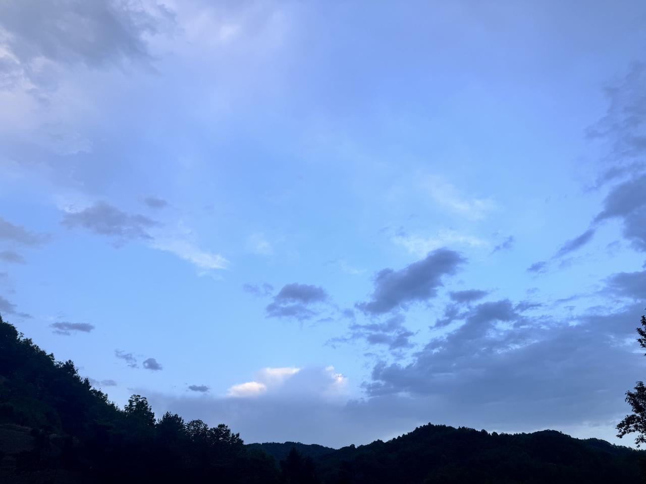 天气骤变：水墨丹青图