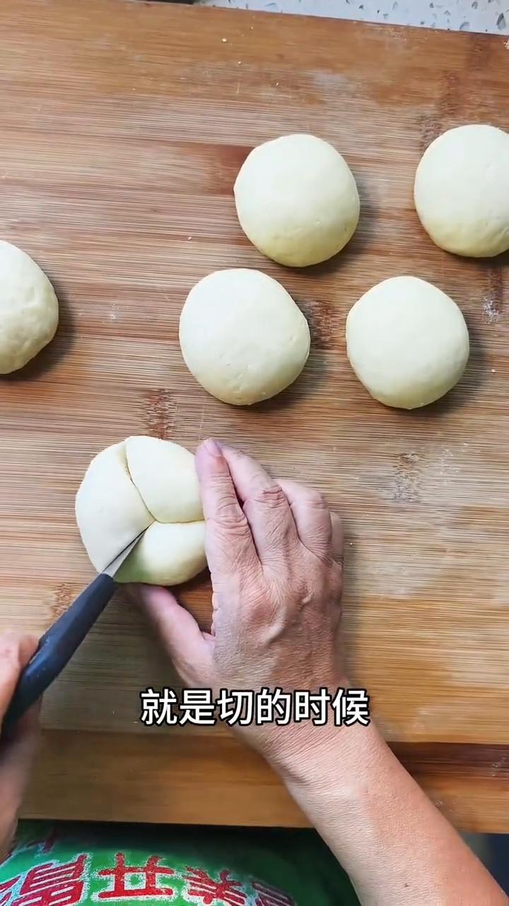 就这个奶香开花大馒头，淡淡的奶香味，它是宣乎乎的，真好吃。
·在面粉里放了白糖，