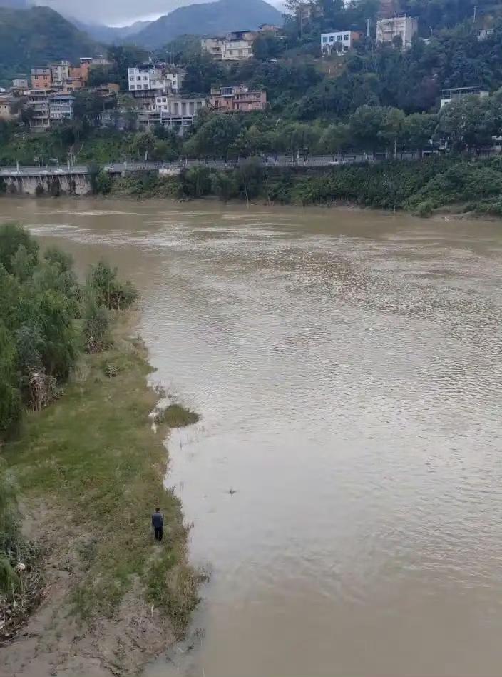 陕西旬阳的旬河大桥上，原本该是敲锣打鼓迎新娘的热闹场景，却成了围观人群的叹息现场