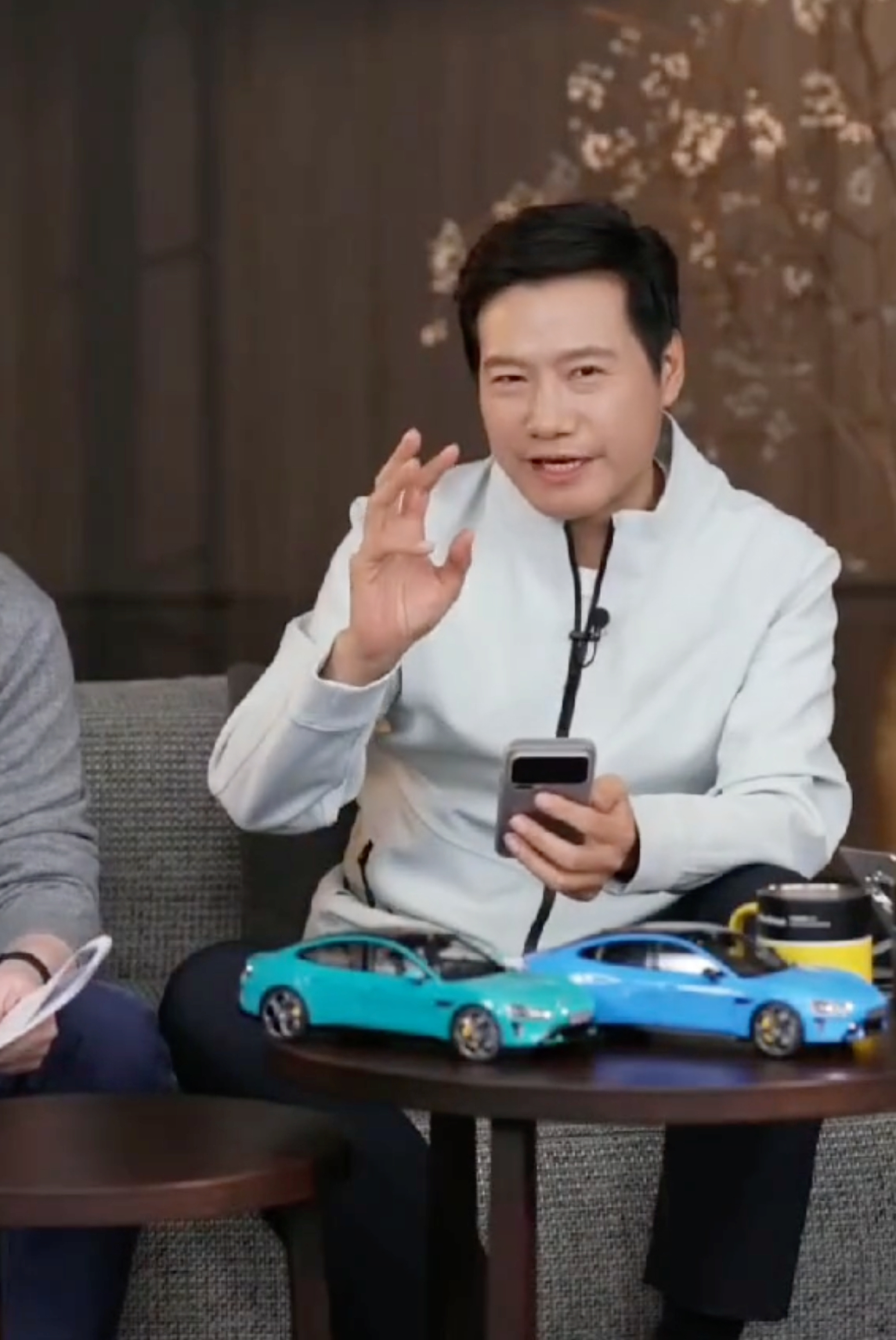 雷军说花2个月下决心回应诋毁雷军 在直播间称其实过去看到诋毁自己和小米的东西自己