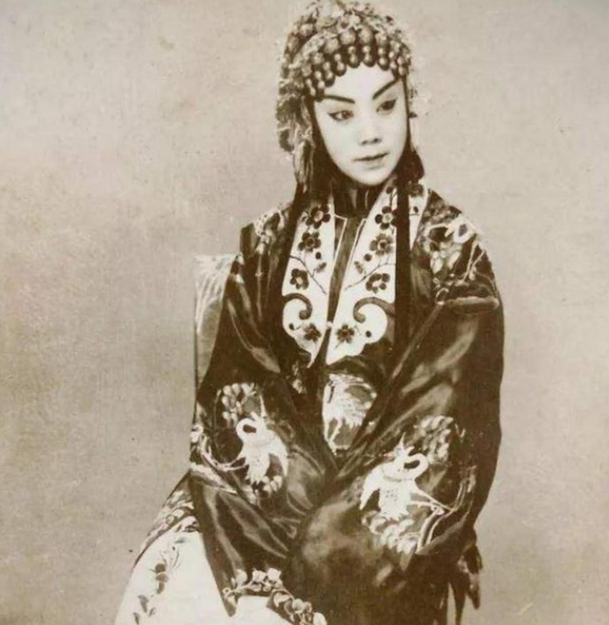 新婚之夜，26 岁的京剧演员刘喜奎急着行夫妻之礼。可当她揭开盖头，看到站在面前的