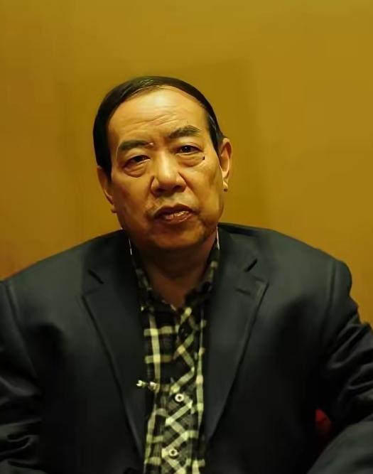 贾平凹的两个女儿，真是活成了两个极端。大女儿写的诗全是那些直白粗粝的日常书写，论