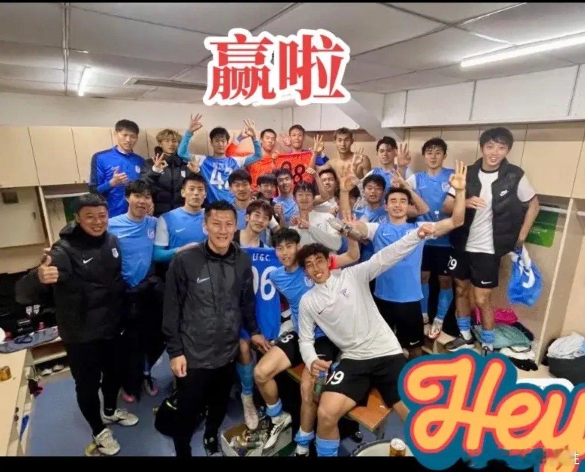 我这个“老地域”就想借此问一句：这里有几个不是“大连籍”球员，我说大连后继有人，