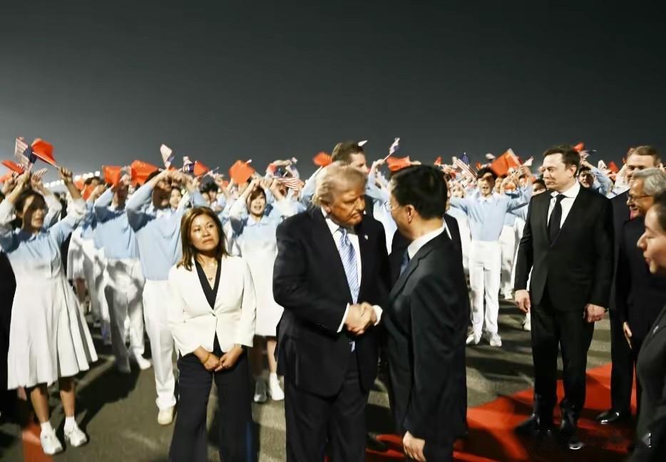 中国的高规格接待，让美国民众集体沸腾了。

五月十三号晚上，中方用很高的礼遇接待