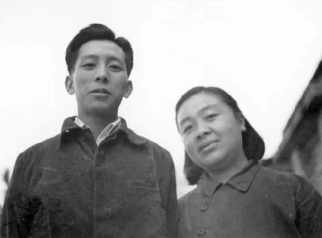 1937年，33岁女作家丁玲爱上20岁的下属陈明。陈明嫌她太老，情急之下娶了一个