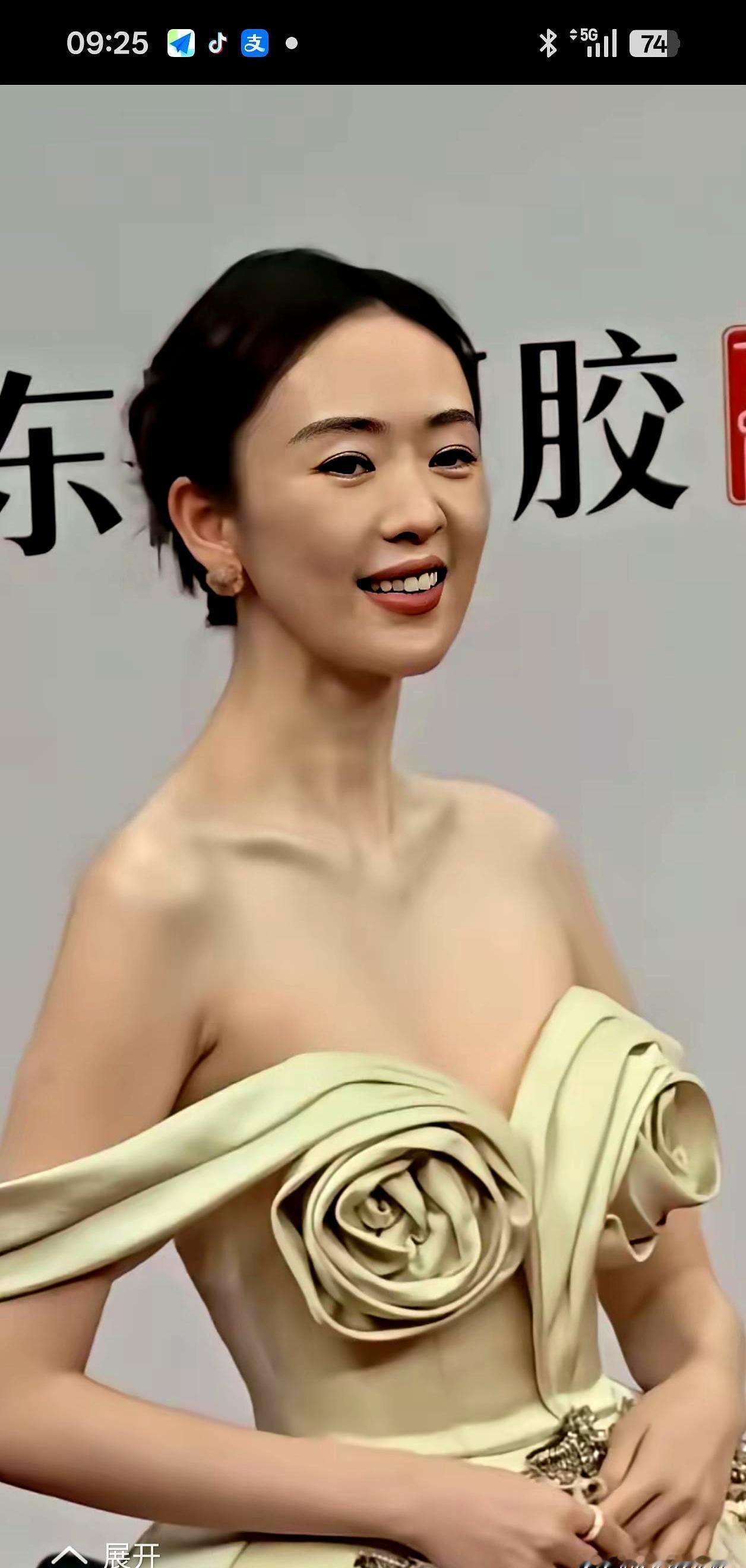 戛纳红毯最怕的，不是“穿得少”，是有人把它当成免费广告位。
电影节不缺裸露，缺